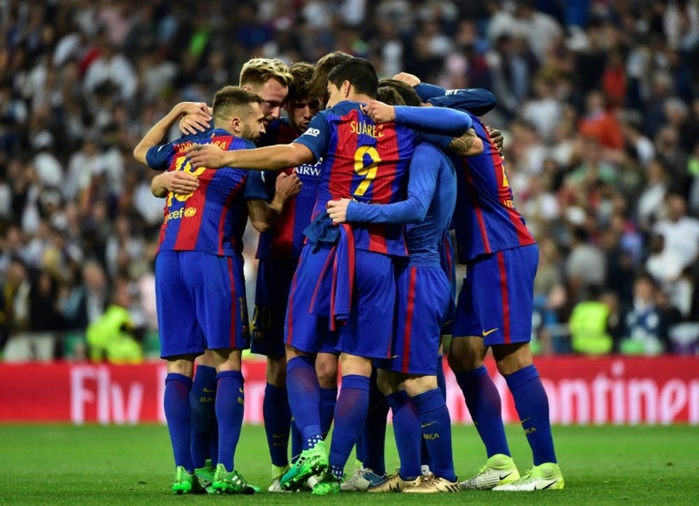 Les joueurs du Barça se congratulent après l'un des deux buts inscrits par Lionel Messi en Liga. AFP