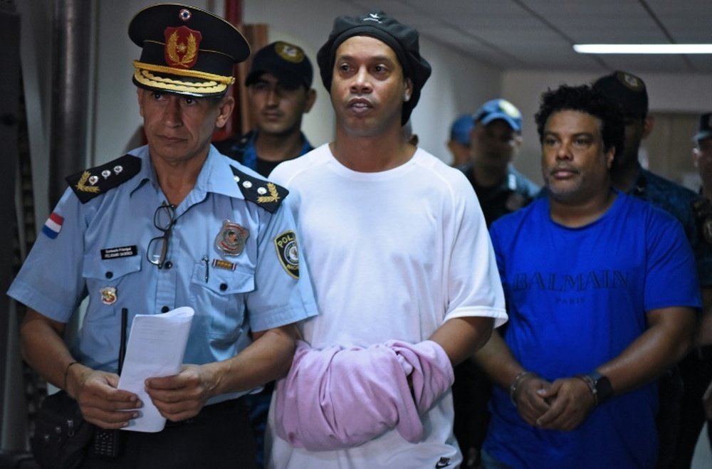 Ronaldinho lleva ya un mes entre rejas. AFP/Archivo
