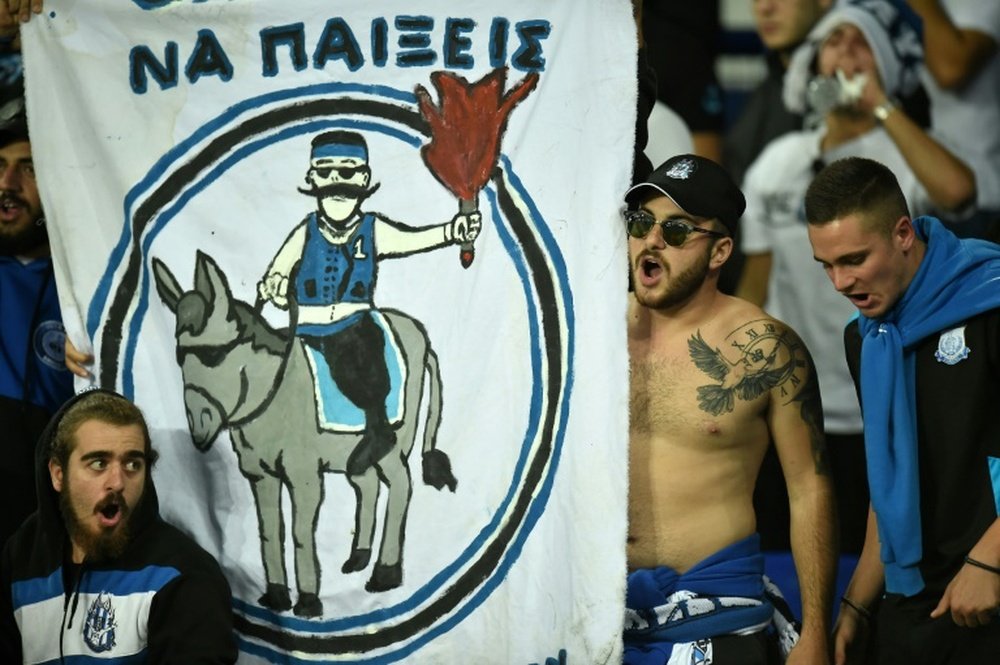 Des supporters du club chypriote de l'Apollon Limassol lors d'un match contre Everton. AFP