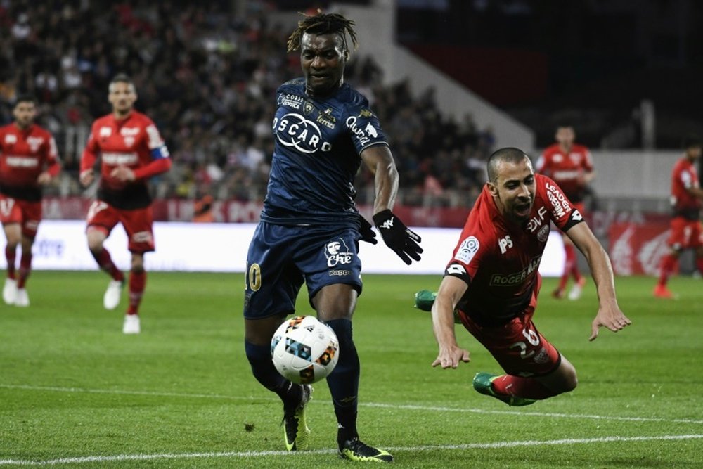 Le milieu de Bastia Allan Saint-Maximin (c) lors du match face à Dijon au stade Gaston-Gérard. AFP