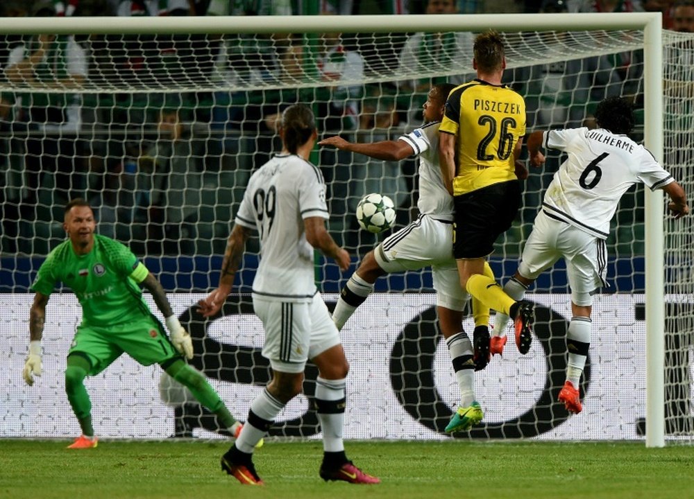 La défense du Legia s'interpose devant Lukasz Piszczek du Borussia Dortmund à Varsovie, le 14 septembre 2016