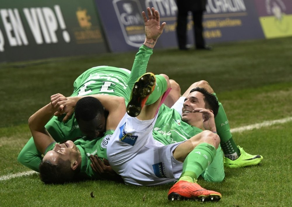 La joie des joueurs de Saint-Etienne après le but de Romain Hamouma face à Lyon. AFP