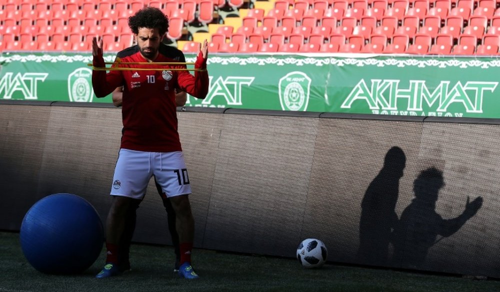 L'attaquant de l'Égypte Mohamed Salah sentraîne au stade Akhmat Arena de Grozny. AFP