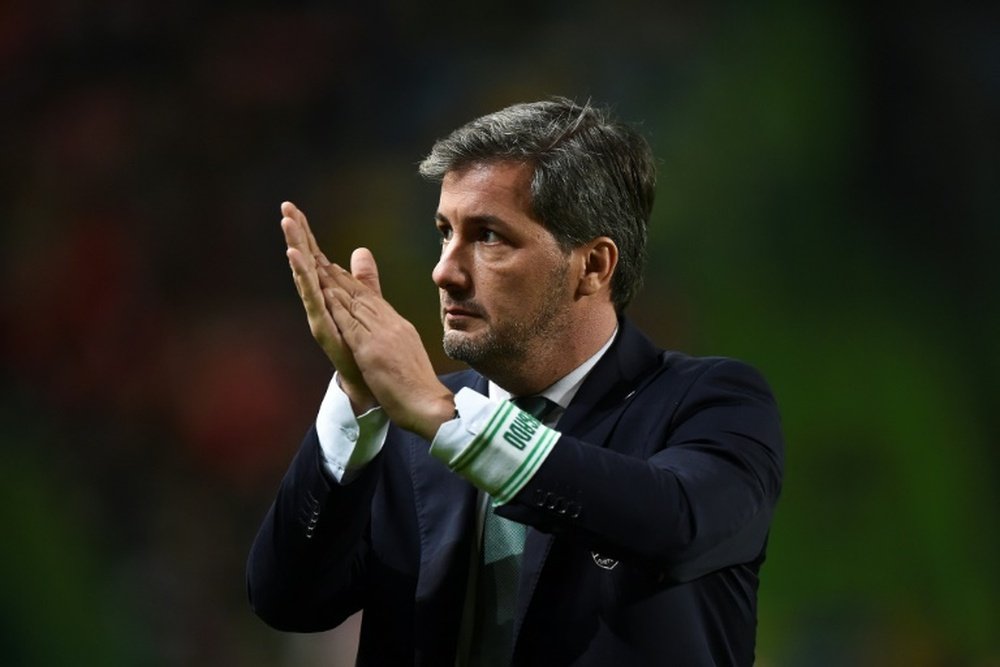 Le président du Sporting applaudit à la fin du match face au SC Praiense en Coupe du Portugal. AFP