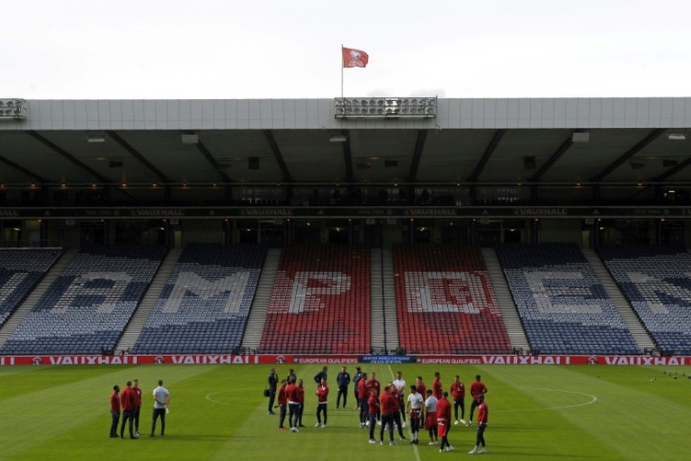 Les joueurs anglais lors de la reconnaissance de la pelouse au Hampden Park de Glasgow. AFP