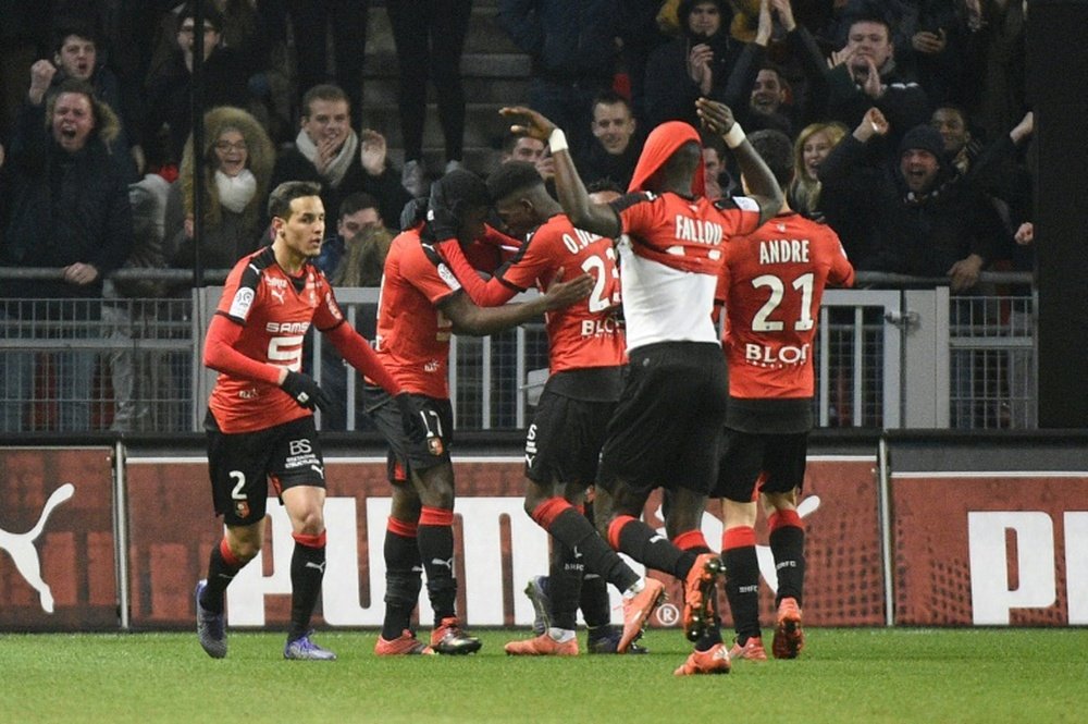Los jugadores del Rennes celebran el gol del empate ante el Lyon. AFP