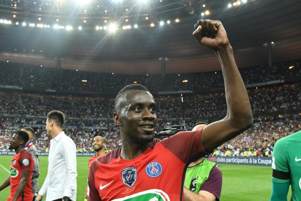 Le milieu Blaise Matuidi salue les spectateurs après la victoire du PSG en Coupe de France. AFP