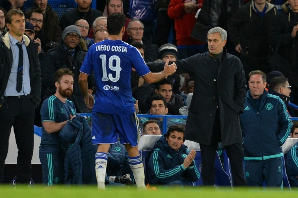 José Mourinho (d), alors entraîneur de Chelsea, félicite son attaquant Diego Costa lors du match de Ligue des champions face à Porto, le 9 décembre 2015 à Stamford Bridge