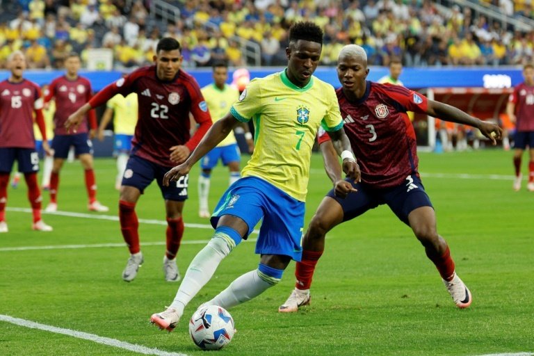 Le Brésil a été tenu en échec 0-0 par le Costa Rica dans un match où Vinicius Jr s'est montré frustré. S'adressant à la presse, l'ailier du Real Madrid a déclaré que ce n'était "pas une excuse", mais il a critiqué le type de pelouse des stades nord-américains et a déploré les différences avec les stades européens.