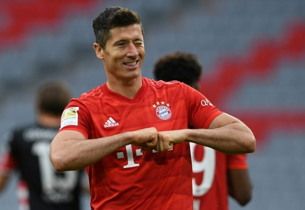 Lewandowski brilha contra a vítima que faltava e vê Chuteira de Ouro mais próxima. AFP