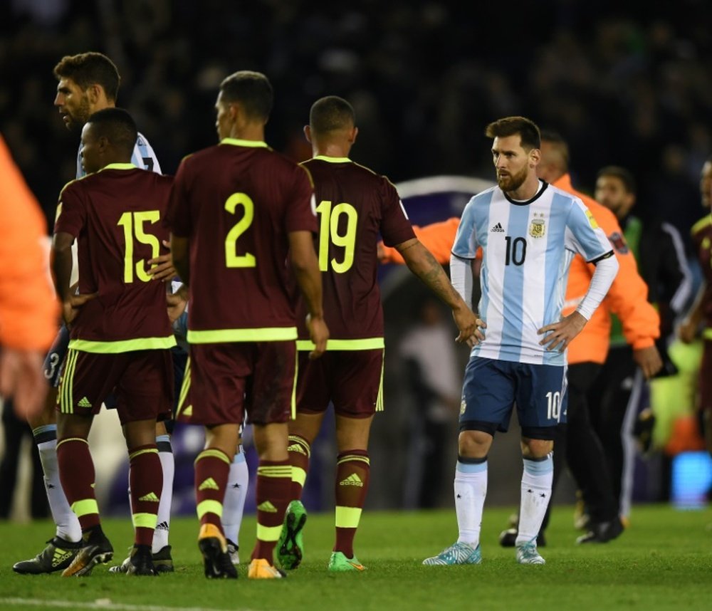 L'Argentine de Lionel Messi s'est encore compliqué la tâche. AFP