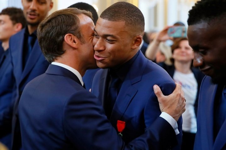 Macron ajudou a convencer Mbappé a ficar no PSG. AFP