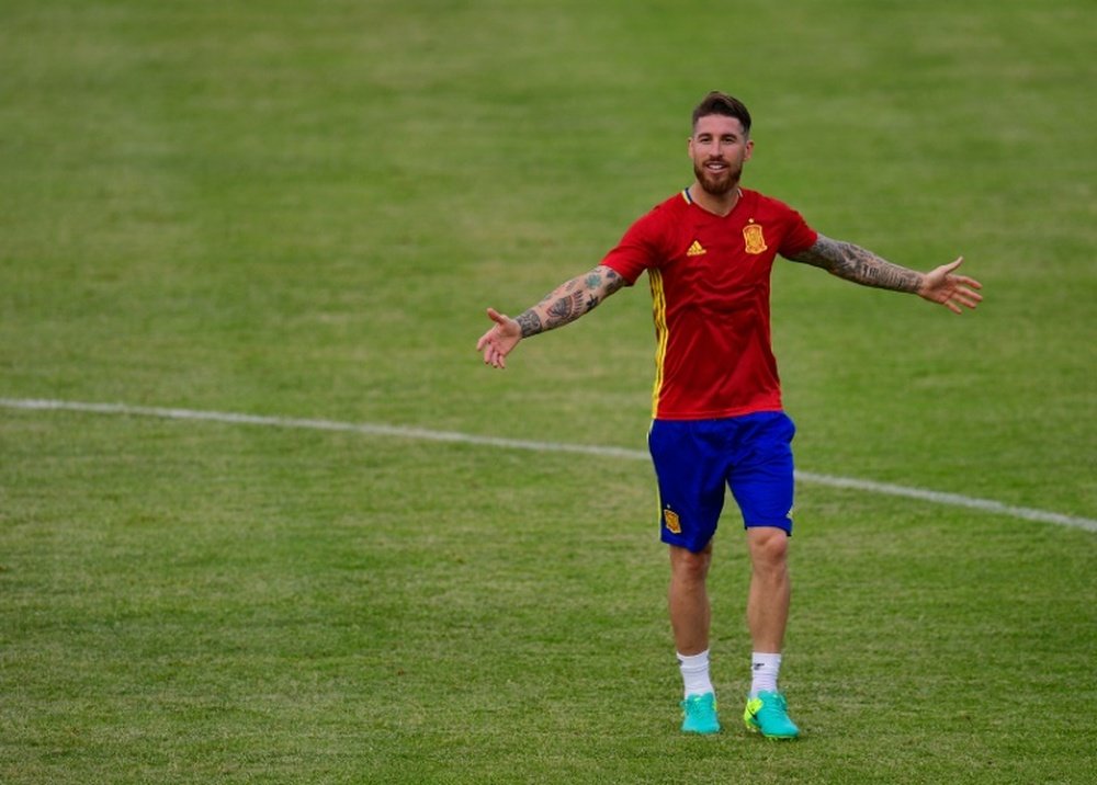 Sergio Ramos ha aportado su granito de arena para evitar conductas antideportivas entre los fans.AFP