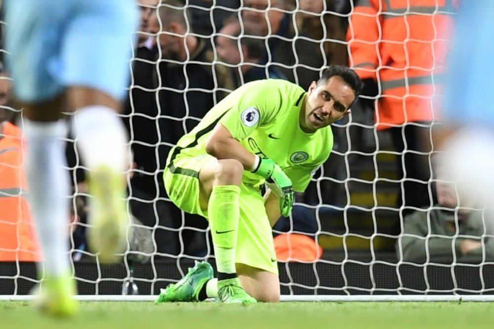 Claudio Bravo ha caído lesionado, quizá de gravedad. AFP/Archivo