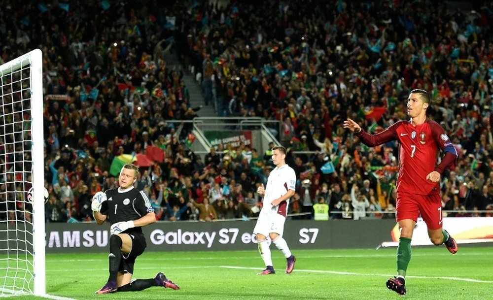 Le Portugal a dominé la Lettonie avec un doublé de Cristiano Ronaldo, en qualifs du Mondial. AFP
