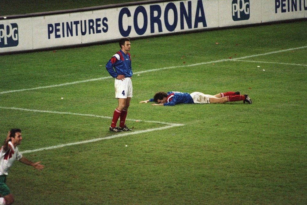 Roche et Blanc abattus après l'élimination des 'Bleus' du Mondial-1994 par la Bulgarie. AFP