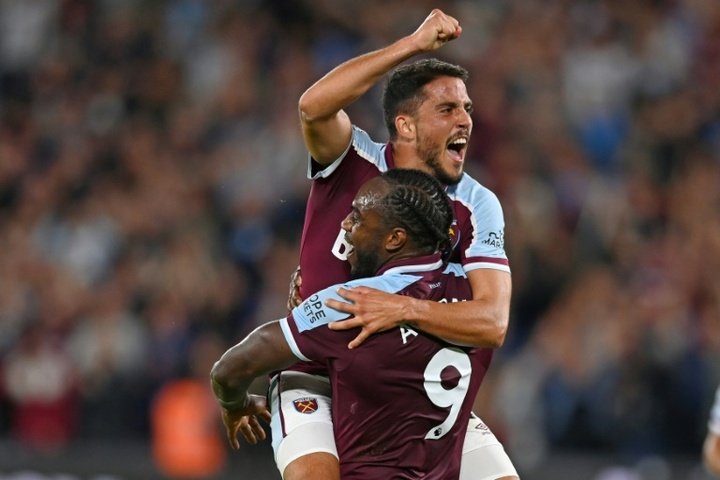 Antonio stars as West Ham crush 10-man Leicester