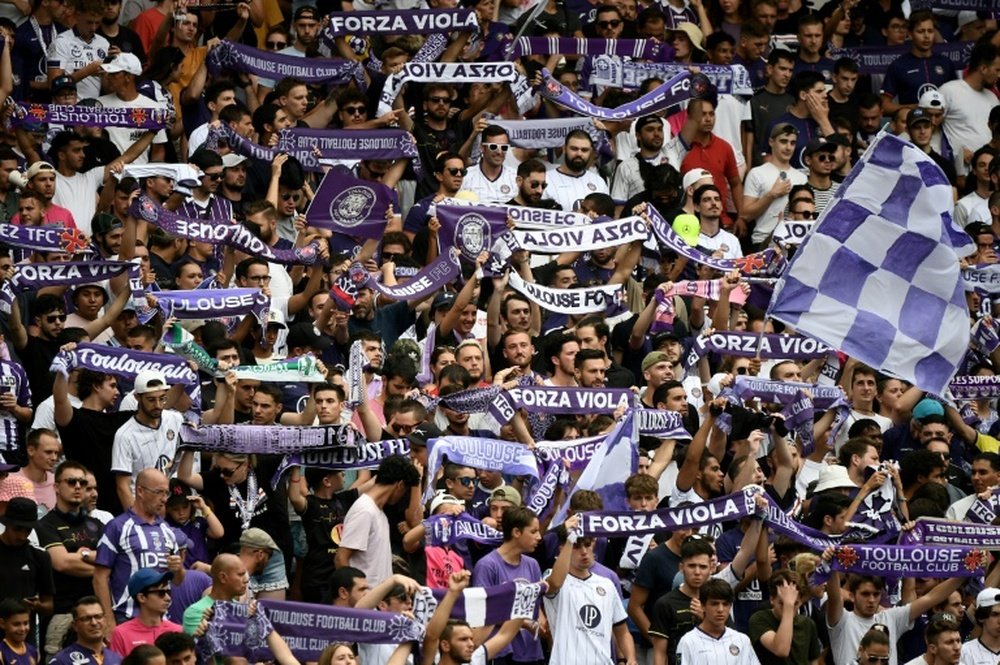 A Toulouse, les supporters en tenue de travail pour protester contre les horaires des matchs. AFP