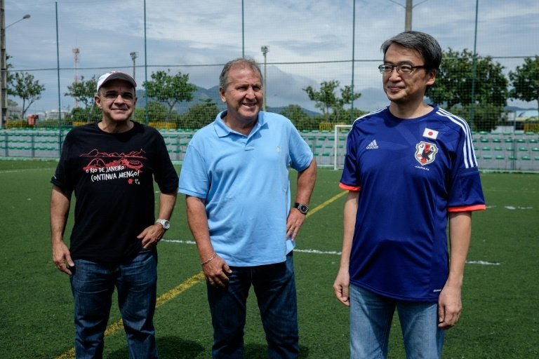L'ancien joueur de Flamengo, le Brésilien Zico, pose avec le président du club, Mello. AFP