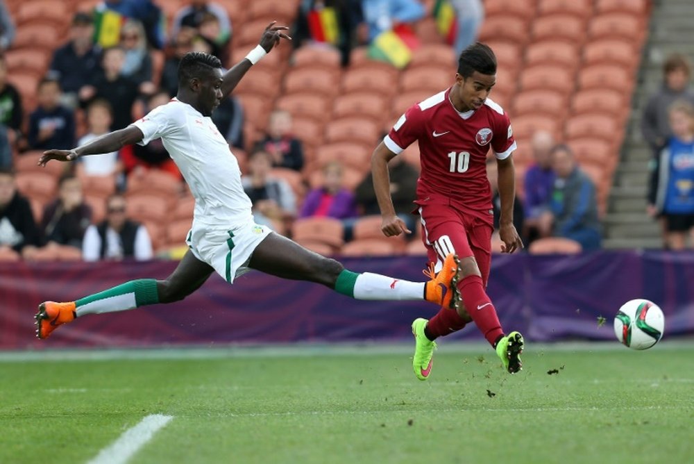 Lattaquant Akram Hassan Afif (d) sous le maillot du Qatar contre le Sénégal lors du Mondial des - 20 ans à Hamilton en Nouvelle-Zélande, le 6 juin 2015