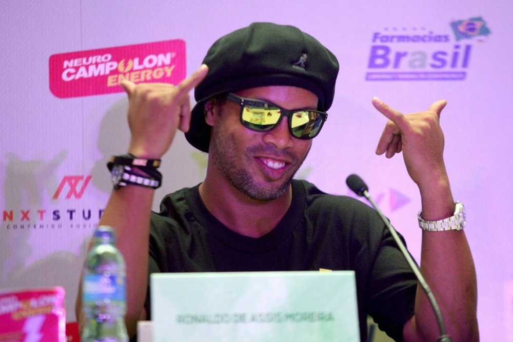 Ronaldinho aconsejó a su compatriota Neymar. AFP