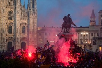 Más de 300.000 aficionados del Inter se agolparon por las calles de Milán para celebrar el 'Scudetto' que el conjunto de Simone Inzaghi ganó el pasado lunes en el derbi contra el Milan.