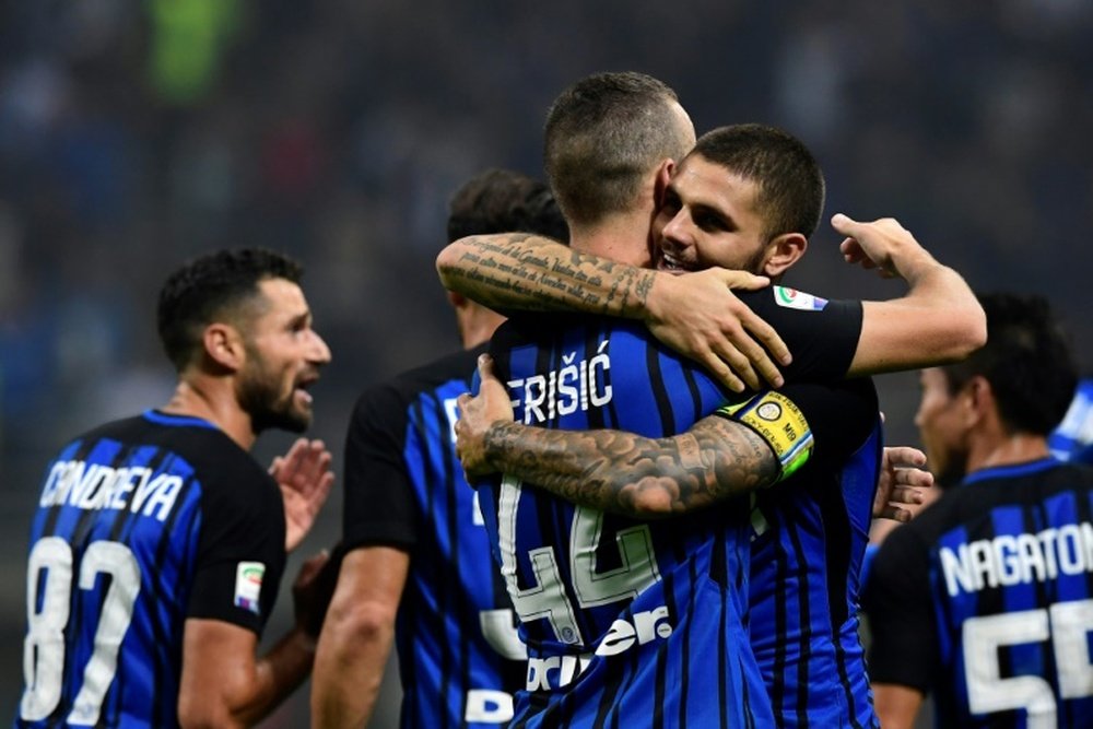 Les attaquants de l'Inter Ivan Perisic et Mauro Icardi célèbrent un but lors du derby milanais. AFP