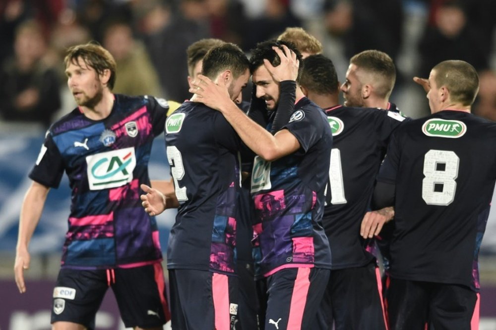 Les joueurs de Bordeaux se congratulent après un but contre Dijon en Coupe de France. AFP