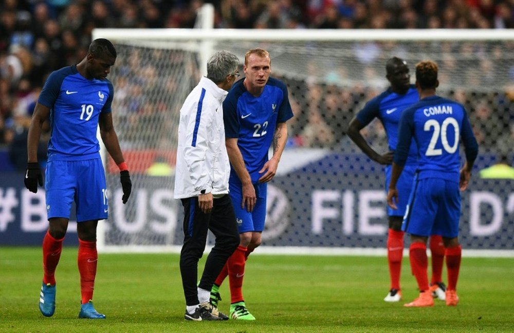 Jérémy Mathieu, blessé, quitte le terrain lors du match amical France-Russie, le 29 mars 2016. AFP