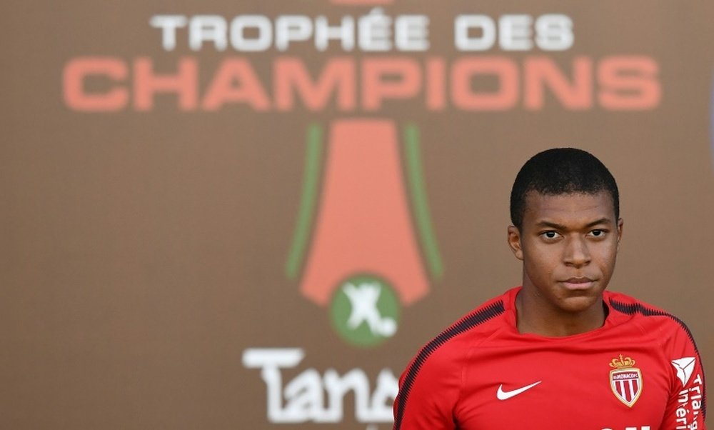 L'attaquant de Monaco Kylian Mbappé avant un entraînement, le 28 juillet 2017 à Tanger. AFP