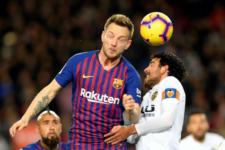 Rakitic, disputando un balón en un partido del FC Barcelona