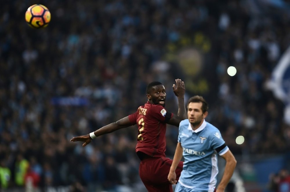 Duel aérien entre le défenseur de lAS Rome Antonio Rüdiger et Senad Lulic de la Lazio, lors du derby romain du 4 décembre 2016