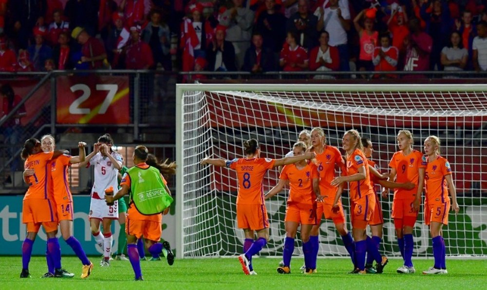 Les Néerlandaises se congratulent à l'issue de leur match remporté face au Danemark. AFP