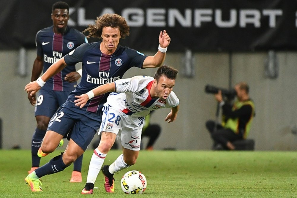 L'ex Parisien David Luiz au marquage de Mathieu Valbuena de Lyon, lors du Trophée des Champions. AFP