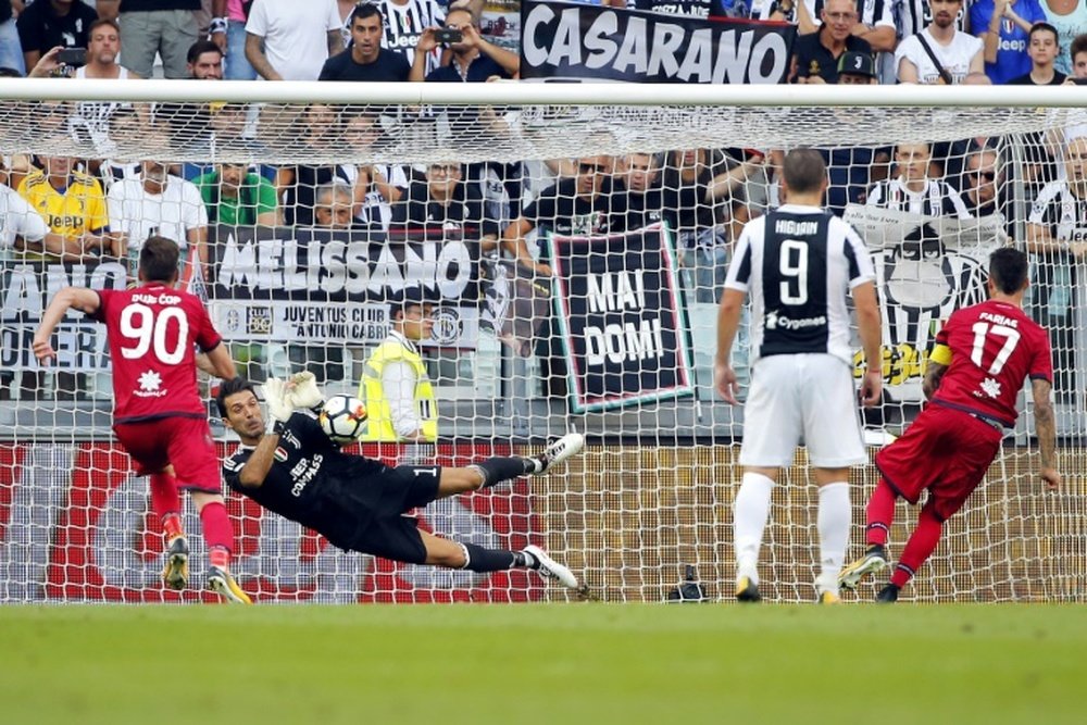 Le gardien emblématique de la Juventus Gianluigi Buffon stoppe un penalty accordé à Cagliari. AFP