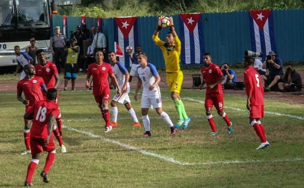 Le gardien de léquipe de Cuba, Sandy Sanchez, sempare du ballon lors du match amical contre les Etats-unis, à La Havane, le 7 octobre 2016
