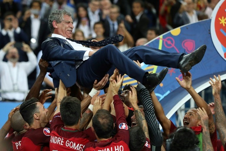 Le sélectionneur portugais Fernando Santos, porté en triomphe par ses joueurs après la victoire, 1-0 face à la France, en finale de l'Euro, le 10 juillet 2016 au Stade de France à Saint-Denis