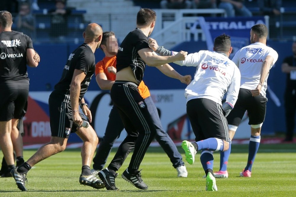 Ultras locales del Bastia intentaron a agredir a jugadores locales. AFPe