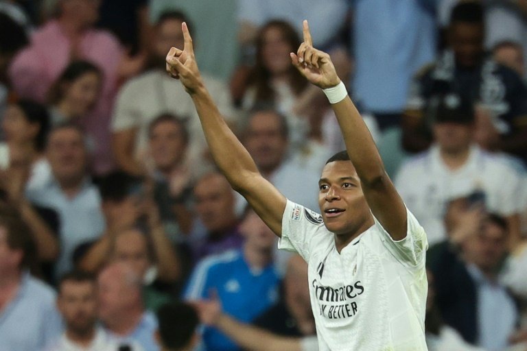 Tenu en échec à l'heure de jeu, le Real Madrid a fini par s'imposer (2-1) dans la douleur samedi sur la pelouse du Celta Vigo grâce à deux buts de ses stars Kylian Mbappé et Vinicius Junior lors de la dixième journée de Liga.