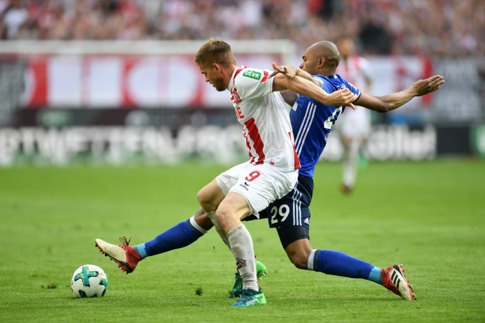 Le milieu de Cologne Simon Terodde à la lutte avec le défenseur de Schalke 04.  AFP
