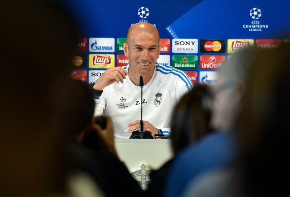 Zinédine Zidane puede lograr algo que sólo han logrado cinco personas antes que él. Archivo/EFE/AFP