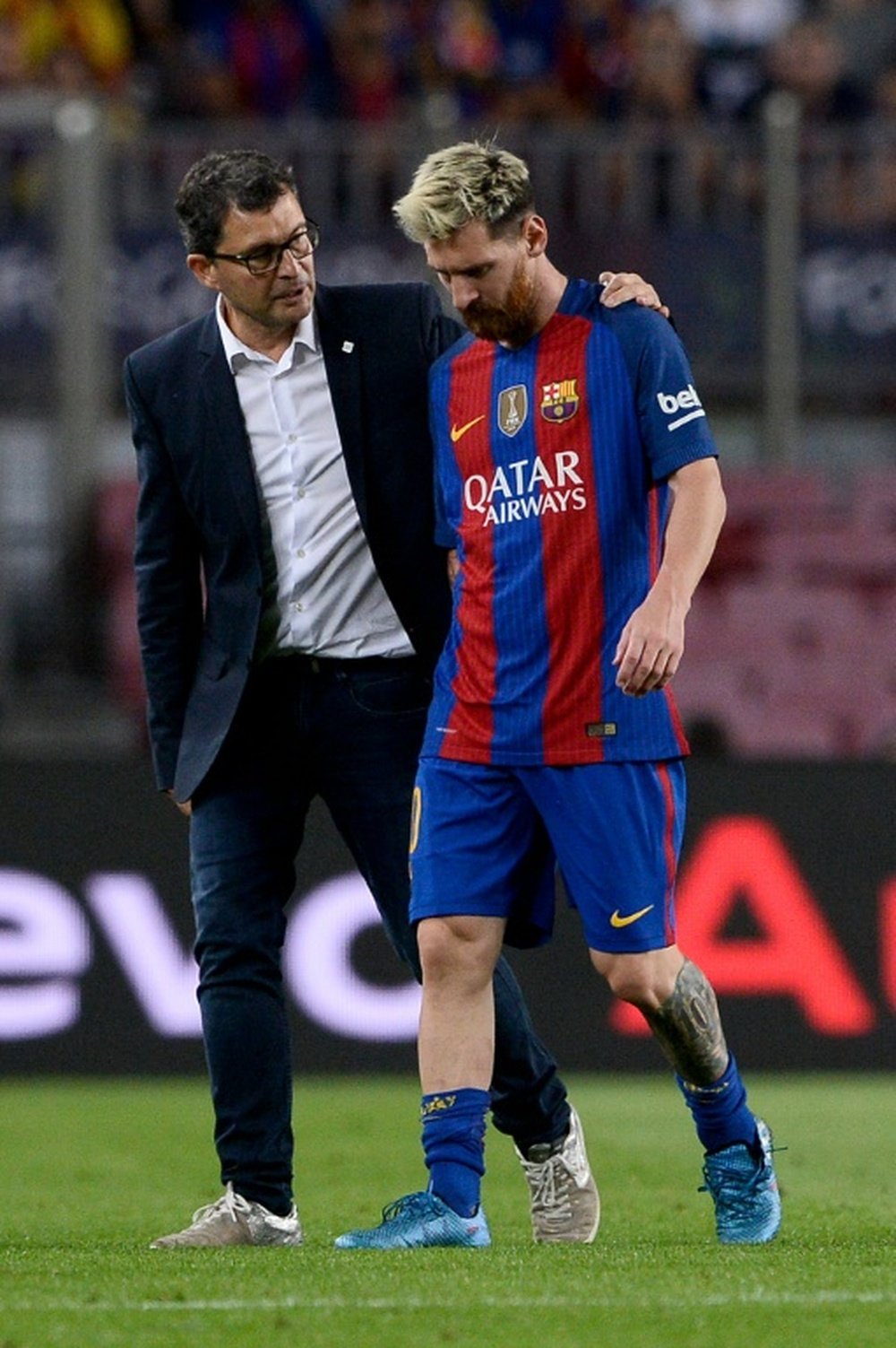 Lionel Messi quitte la pelouse, blessé lors du choc Barça-Atletico, le 21 septembre 2016. AFP