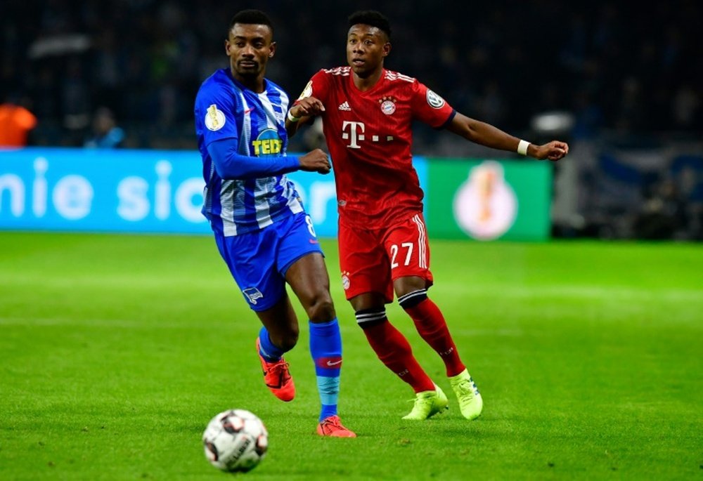 Salomon Kalou transmitiu imagens em que aparecia descumprindo protocolo. AFP