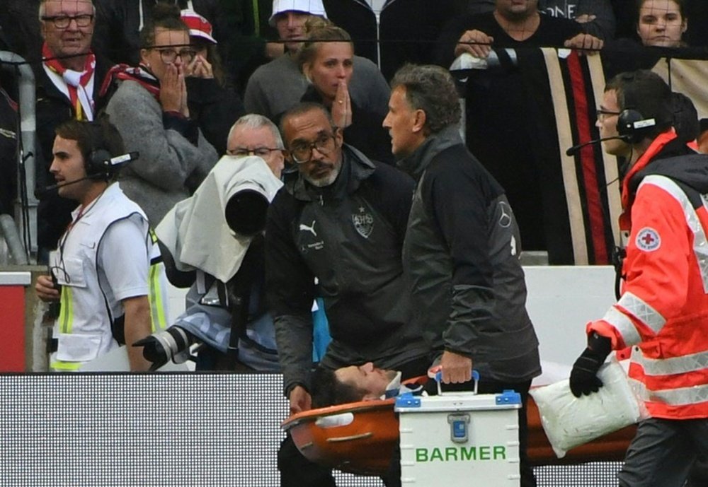 Le capitaine de Stuttgart Christian Gentner évacué après une grave blessure. AFP
