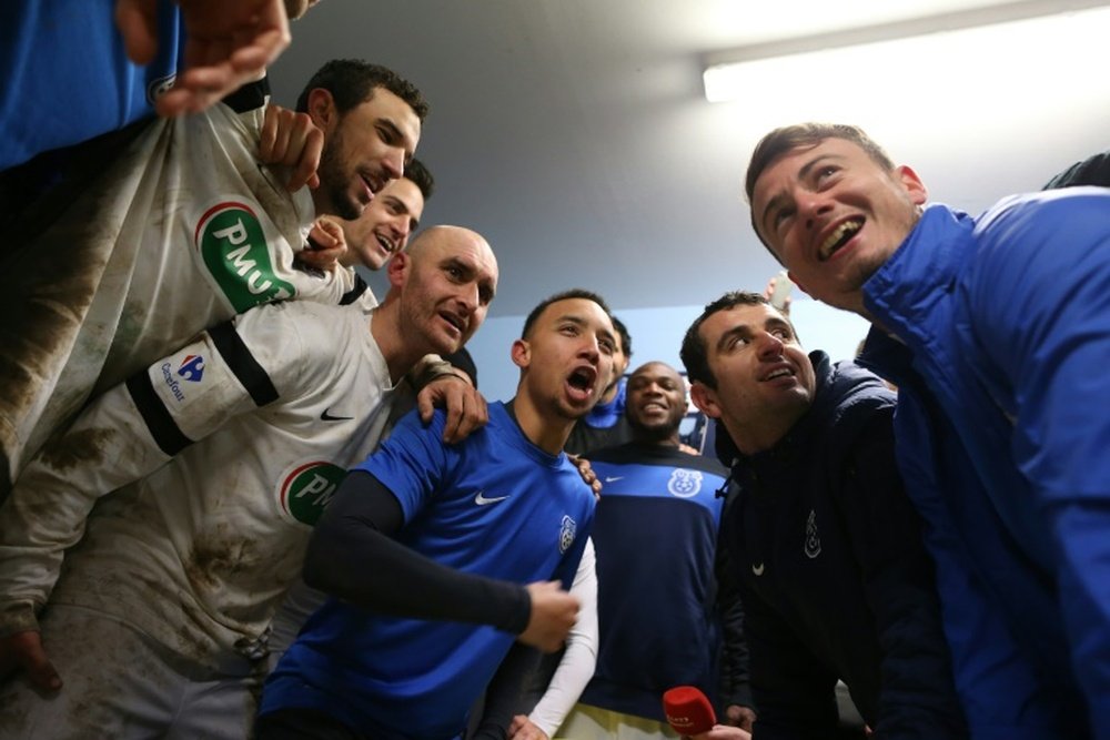 Clément Daoudou (c) et ses coéquipers de Granville après leur victoire en Coupe de France face à Bourg-en-Bresse, le 9 février 2016