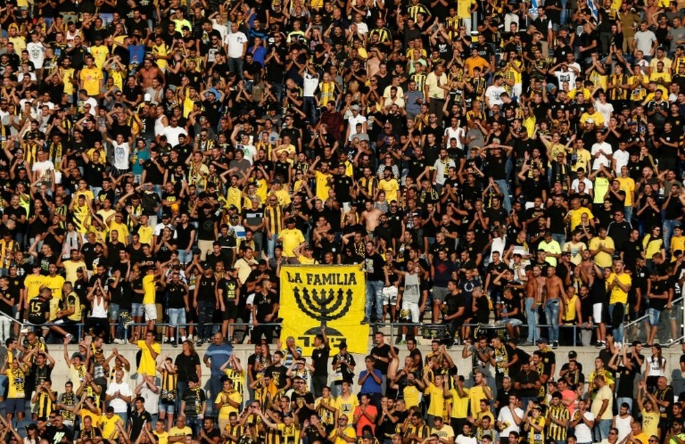 Les supporters du Beitar encouragent leur équipe, opposée à Saint-Étienne en Europa League. AFP