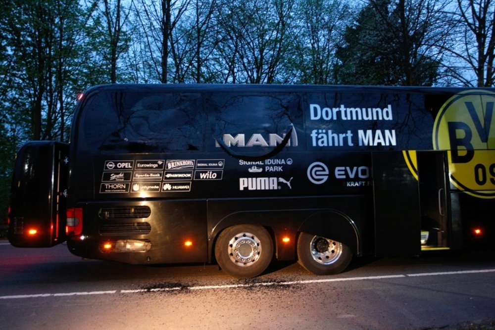 Le bus endommagé du Borussia, le 11 avril 2017 à Dortmund. AFP