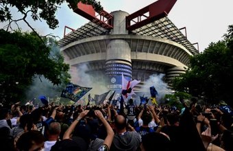Alors que l'Inter Milan affronte Manchester City en finale de la Ligue des Champions à Istanbul samedi prochain, la ville de Milan a accepté que l'Inter installe des écrans géants pour que leurs fans puissent regarder le match au stade.