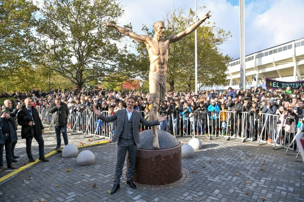 La estatua de Ibrahimovic tiene algunos fallos. AFP