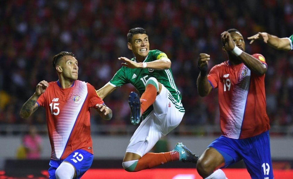 Le Mexicain Diego Reyes et les Costa-riciens Francisco Calvo et Kendall Waston pendant le match. AFP